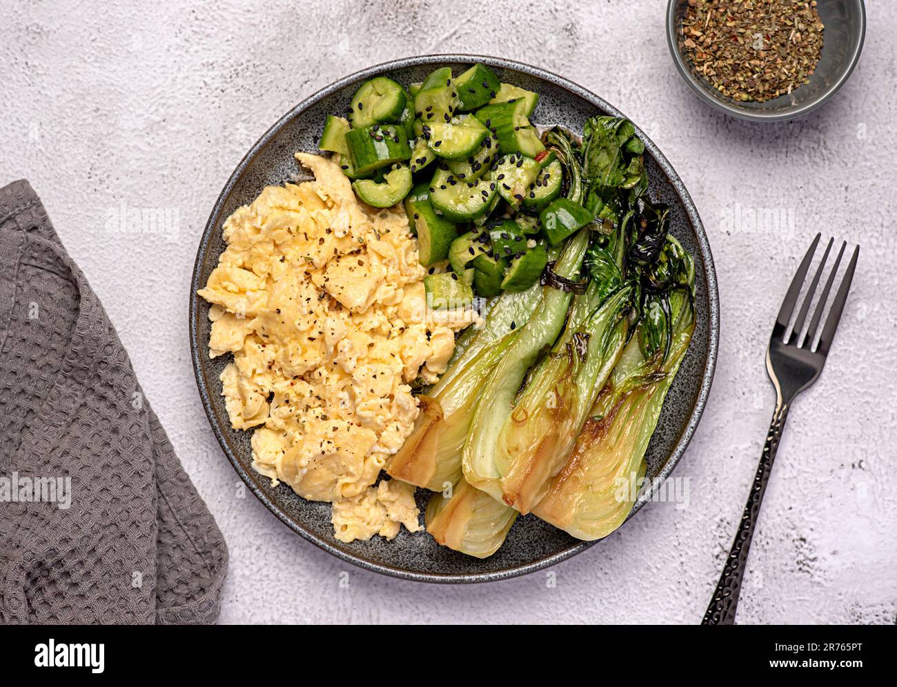 Fotografie des Frühstücks; Rührei; gebraten; knusprig; Bok Choy; Gurke, Blatt, Brunch Stockfoto