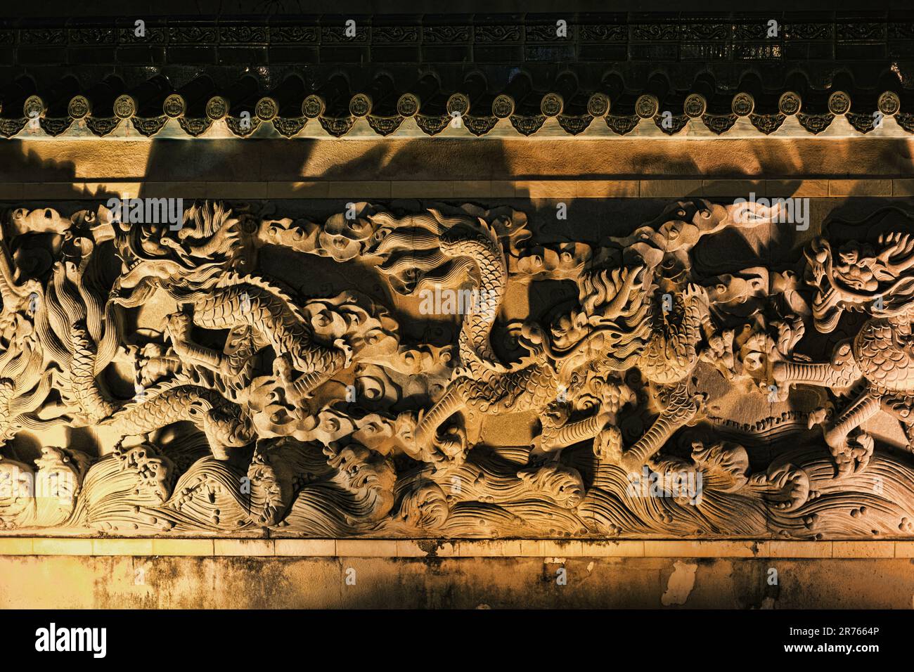 Hongkong, China - 2023. April: Drachenfreiheiten des taoistischen Tempels (Yaumatei Tin Hau) Stockfoto