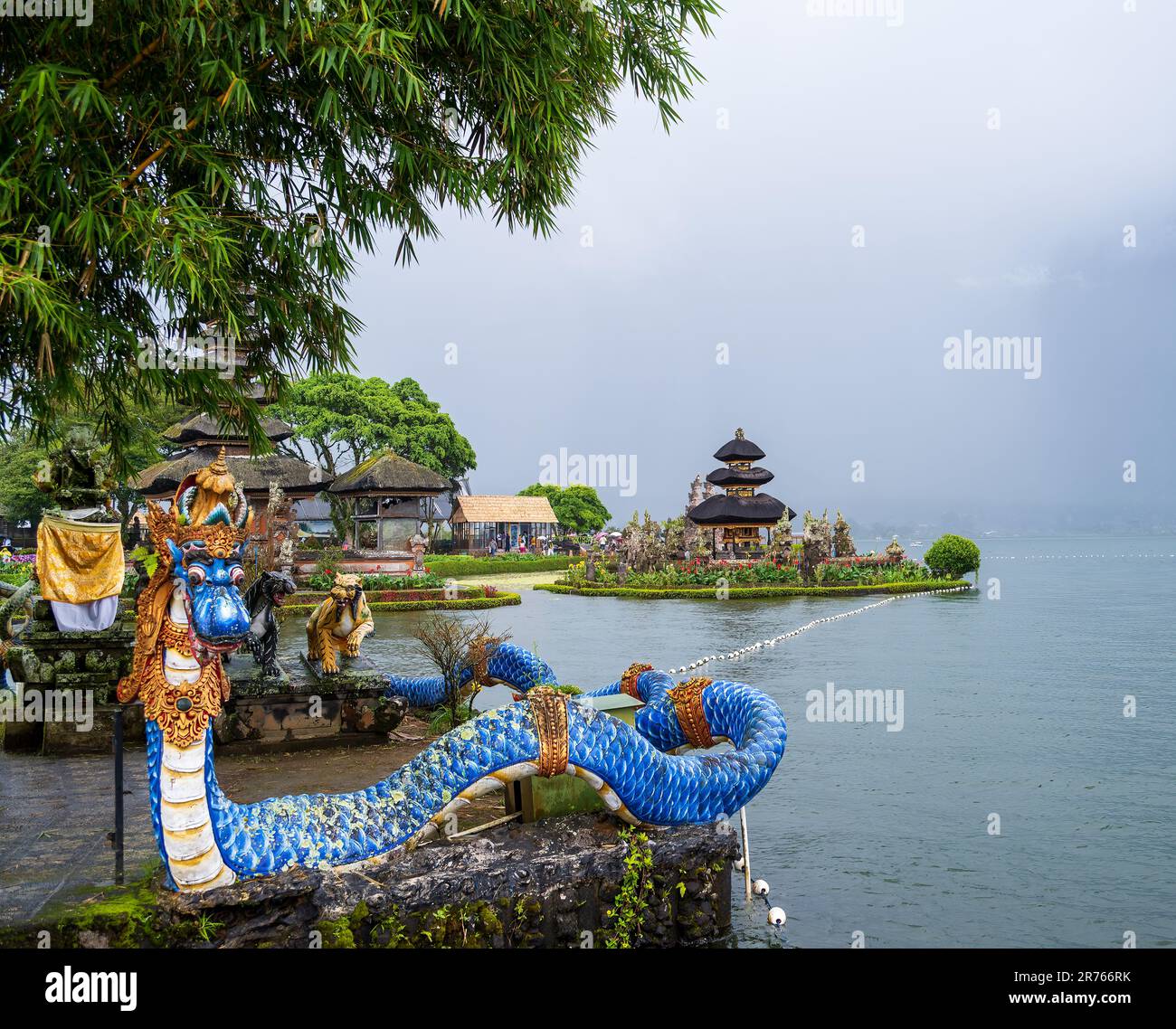 Eine wild aussehende Seeschlange bewacht das Gelände des Ulun Danu Tempels Stockfoto