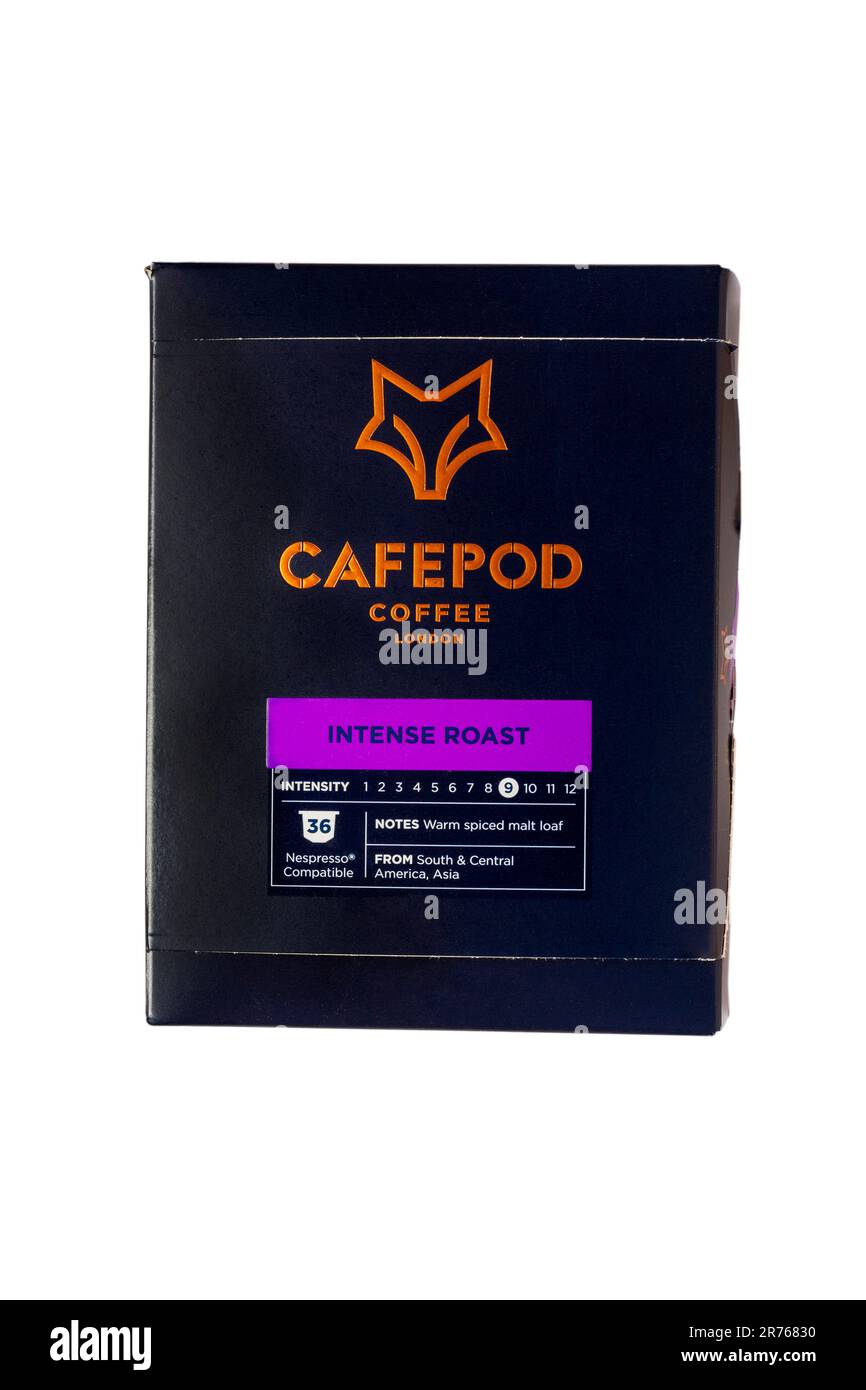 Packung Cafepod Kaffeepads mit intensiver Röstintensität 9 Kaffeekapseln Kaffeepads isoliert auf weißem Hintergrund – kompatibel mit Nespresso Original System Stockfoto