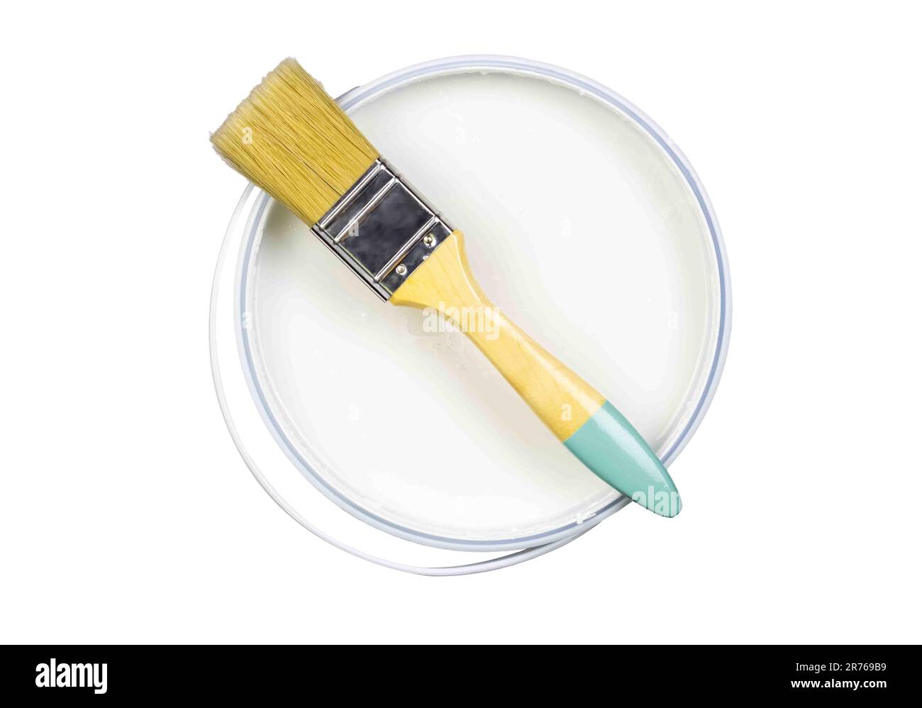 Dose aus weißer Farbe mit Pinsel isoliert auf weißem Hintergrund – Foto von oben Stockfoto