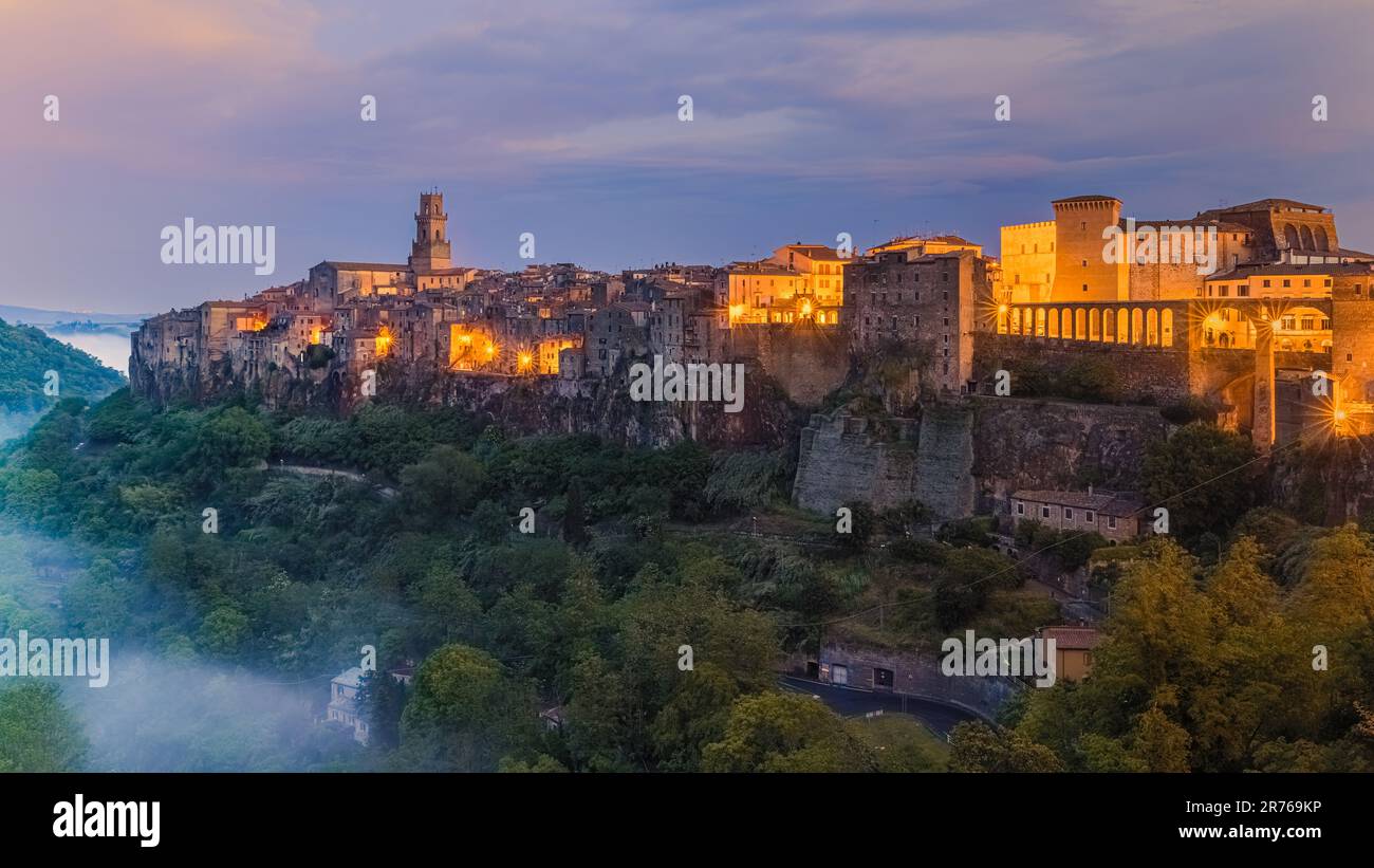 Es ist immer beeindruckend, ein italienisches Dorf aus der Ferne zu erreichen. Der campanile, der Glockenturm, ist oft das erste, was ins Auge fällt. Langsam Stockfoto