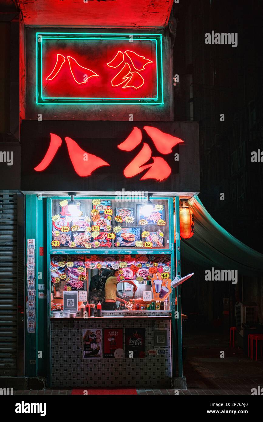 Mong Kok, Hongkong - 12 2023. April: Blick auf Nachtstraßen, Neonschilder von Geschäften Stockfoto