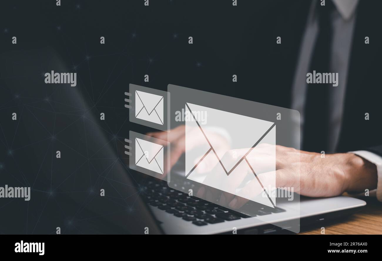 Geschäftsmann Hände mit Laptop tippen auf der Tastatur und Surfen im Internet auf dem Bürotisch mit E-Mail-Symbol, E-Mail-Marketing-Konzept, E-Mail oder ne senden Stockfoto