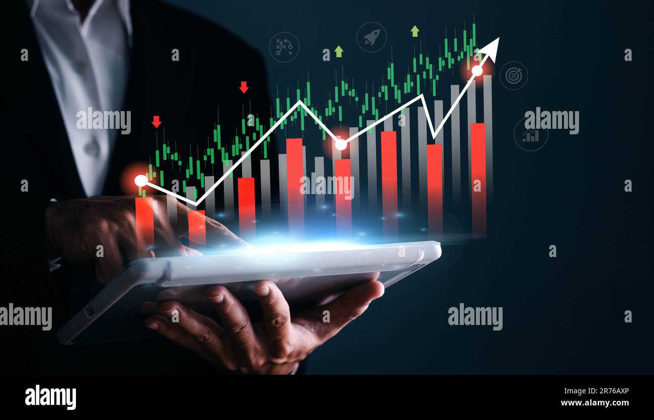 Geschäftsanalysten, die mit Geschäftsdaten aus dem digitalen Finanzwesen arbeiten, zeigen die Technologie der Investitionsstrategie für perceptive Finanzgeschäfte Stockfoto