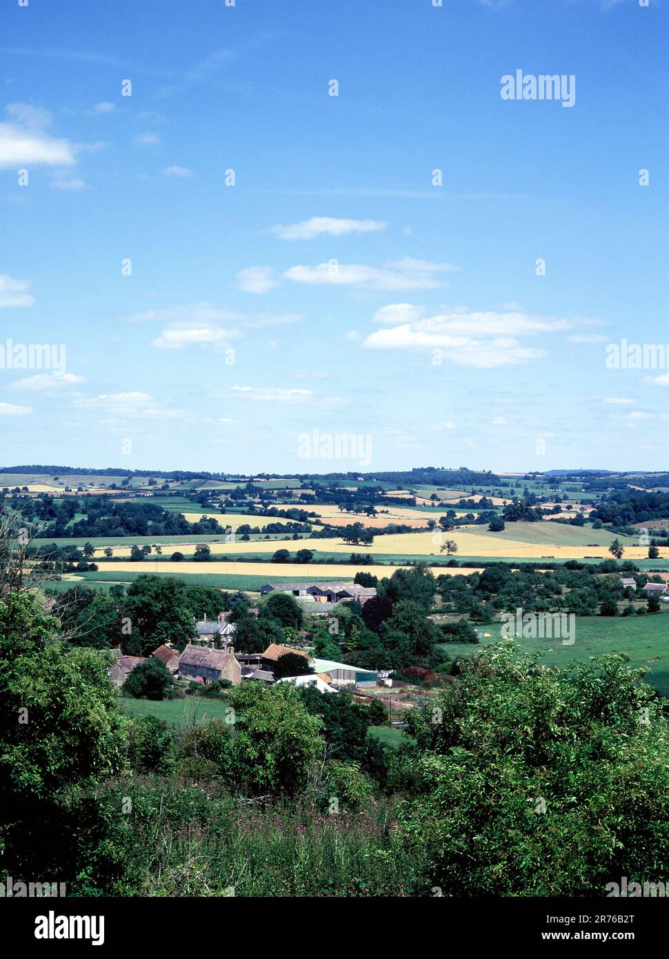 England. Somerset. Südlich Von Cadbury. Blick auf die ländliche Landschaft und das Bauernhaus vom Cadbury Castle Mound. Stockfoto