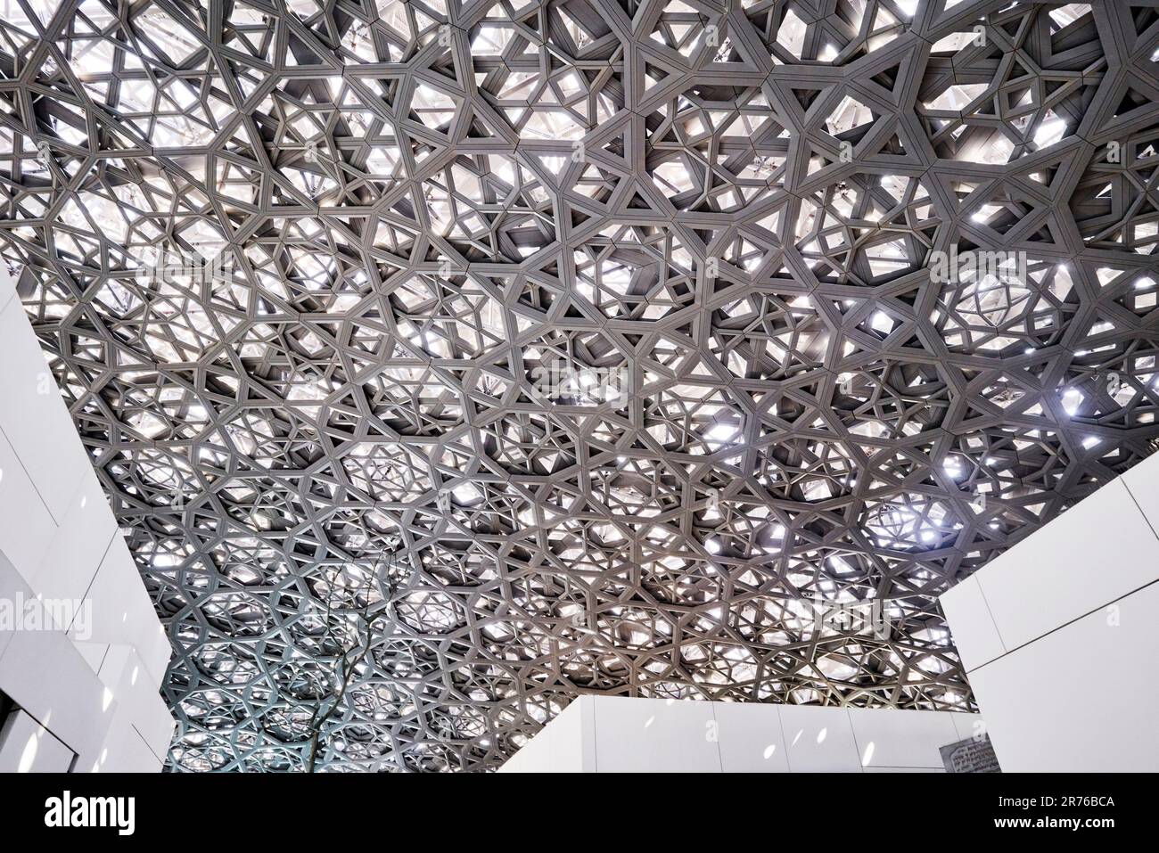 Blick in Richtung Netzdecke. Louvre Abu Dhabi, Abu Dhabi, Vereinigte Arabische Emirate. Architekt: Jean Nouvel, 2017. Stockfoto