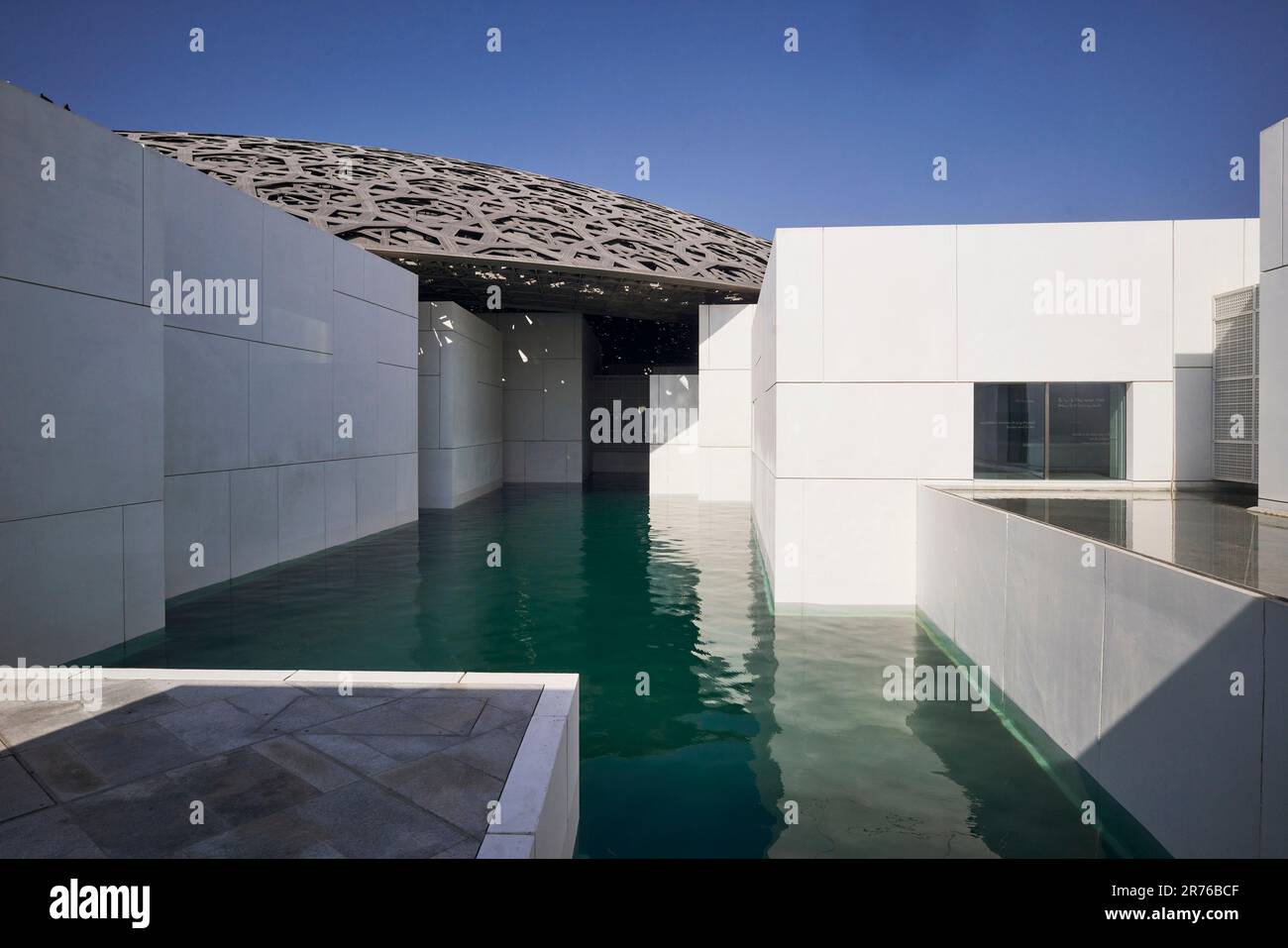 Wasserspiele, Gehwege, Passagen auf der Außenseite des Museums. Louvre Abu Dhabi, Abu Dhabi, Vereinigte Arabische Emirate. Architekt: Jean Nouvel, 2017. Stockfoto