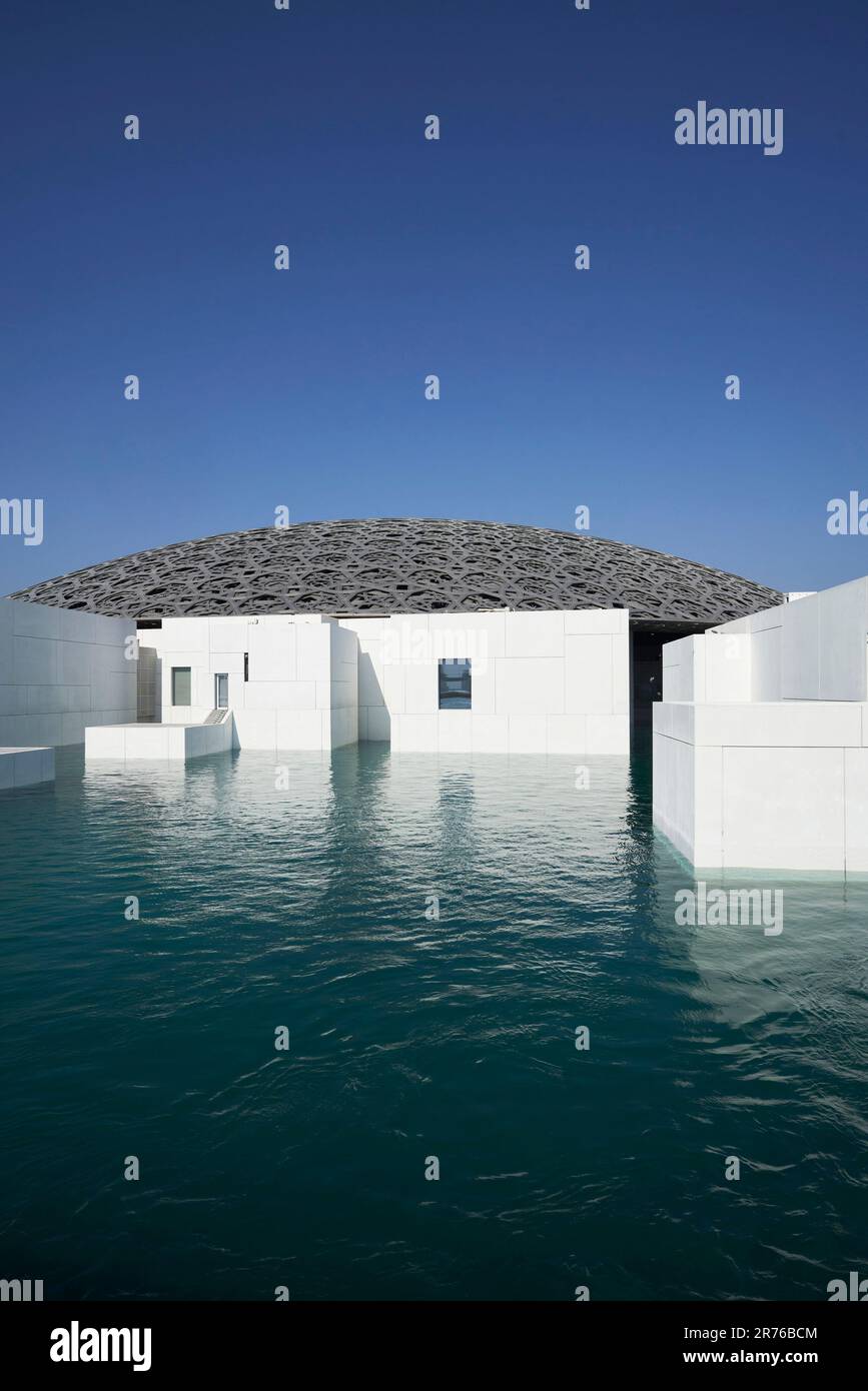 Inselähnliche Lage des Museums im Arabischen Golf. Louvre Abu Dhabi, Abu Dhabi, Vereinigte Arabische Emirate. Architekt: Jean Nouvel, 2017. Stockfoto
