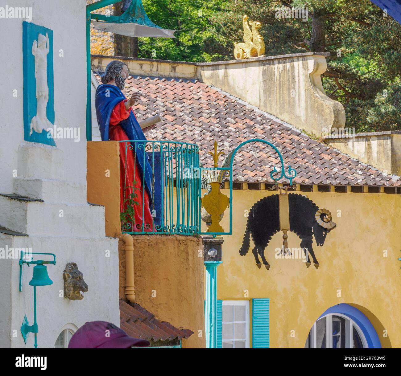St. Peter und das schwarze Schaf Portmeirion North Wales UK - vom Architekten Sir Clough Willams-Ellis erbautes italienisches Fantasiedorf Stockfoto