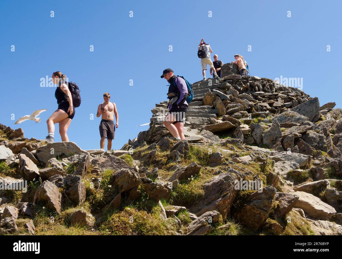 Spaziergänger genießen einen heißen Sommertag auf dem Gipfel des Snowdon Yr Wyddfa im Eryri National Park North Wales UK Stockfoto