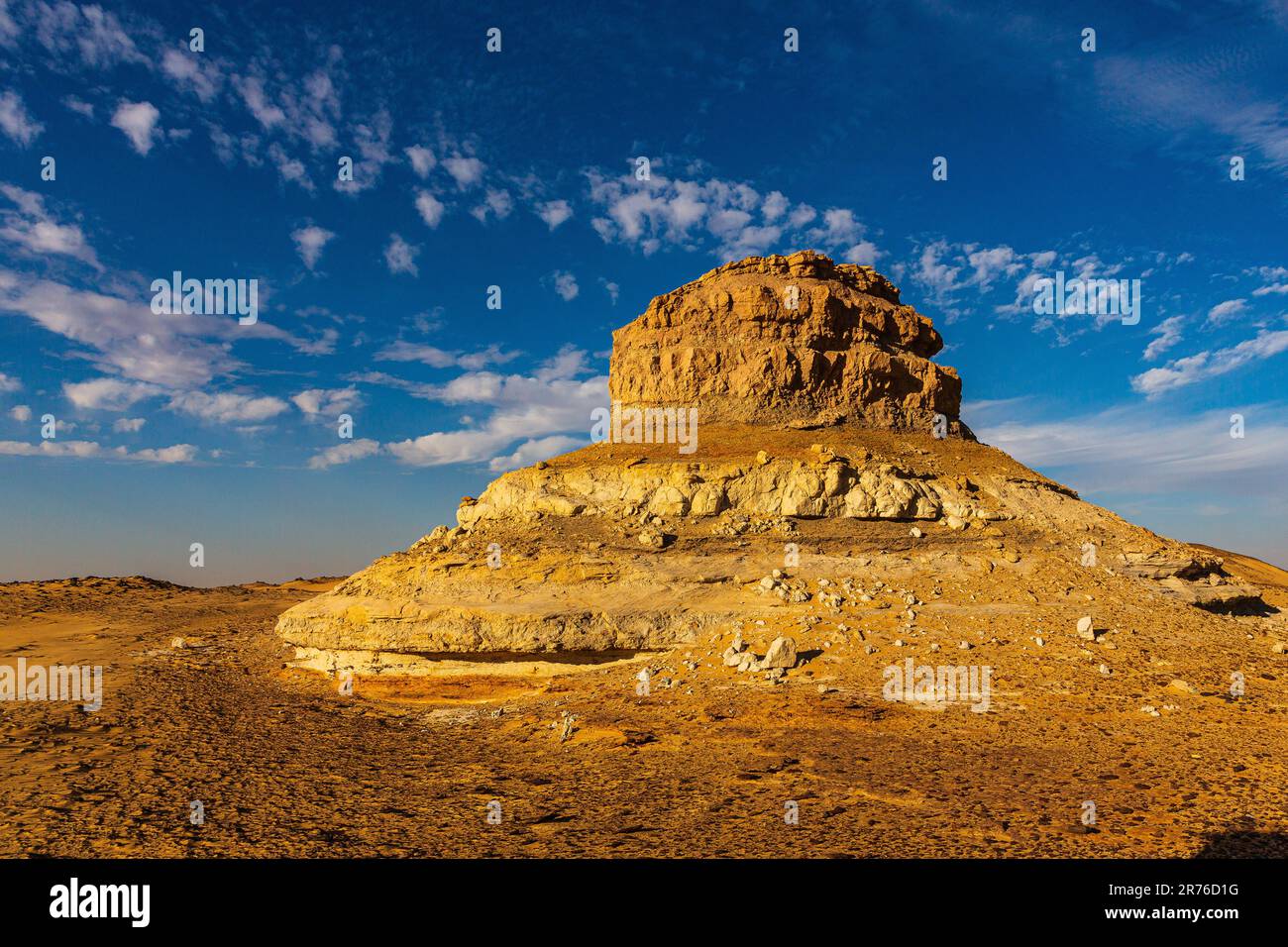 jebel Peak ist ein majestätischer, einsamer Berg aus zerfallenem Sandstein inmitten einer Dünenwüste im sudan Stockfoto