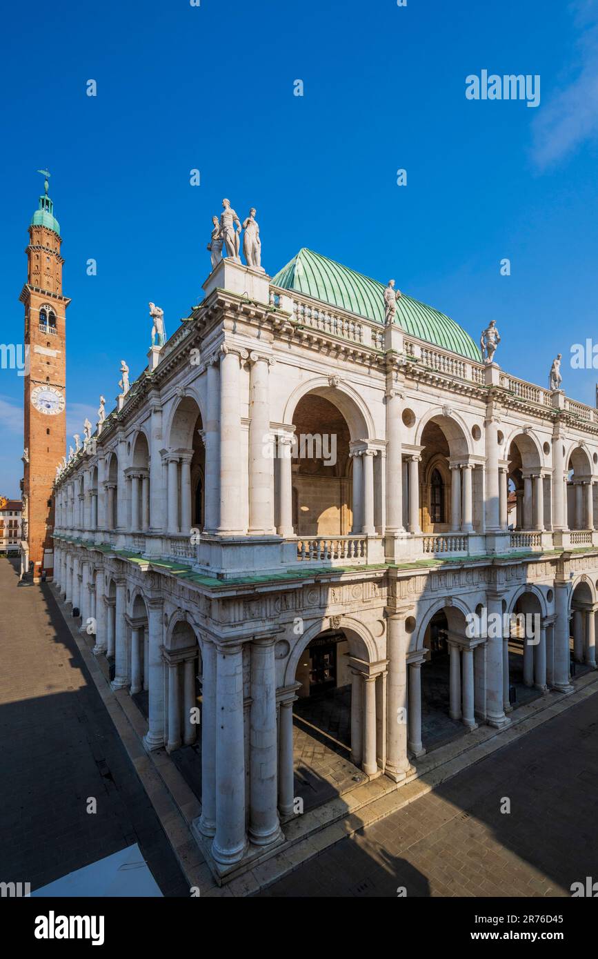 Malerischer Blick auf die Basilika Palladiana und den Uhrenturm Torre Bissara, Vicenza, Veneto, Italien Stockfoto