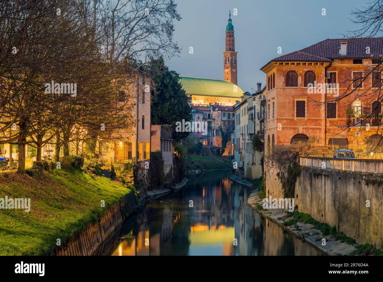 Malerischer Blick auf die Basilika Palladiana und den Uhrenturm Torre Bissara, Vicenza, Veneto, Italien Stockfoto