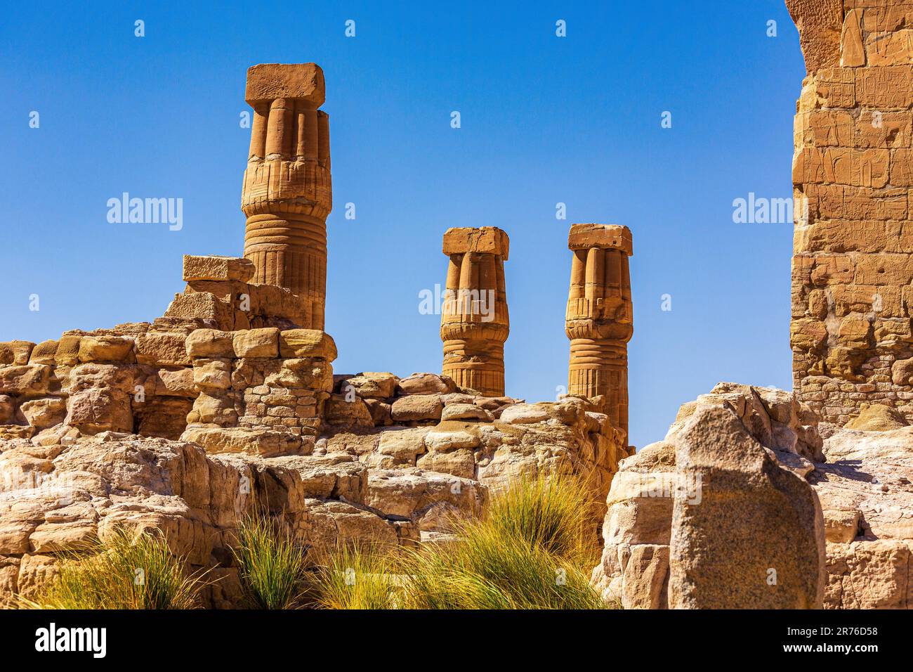 Blick auf die Tempelanlage des Tempels von amun in soleb im sudan, eine am besten erhaltene Stätte der UNESCO mit dekorierten Sandsteinsäulen Stockfoto