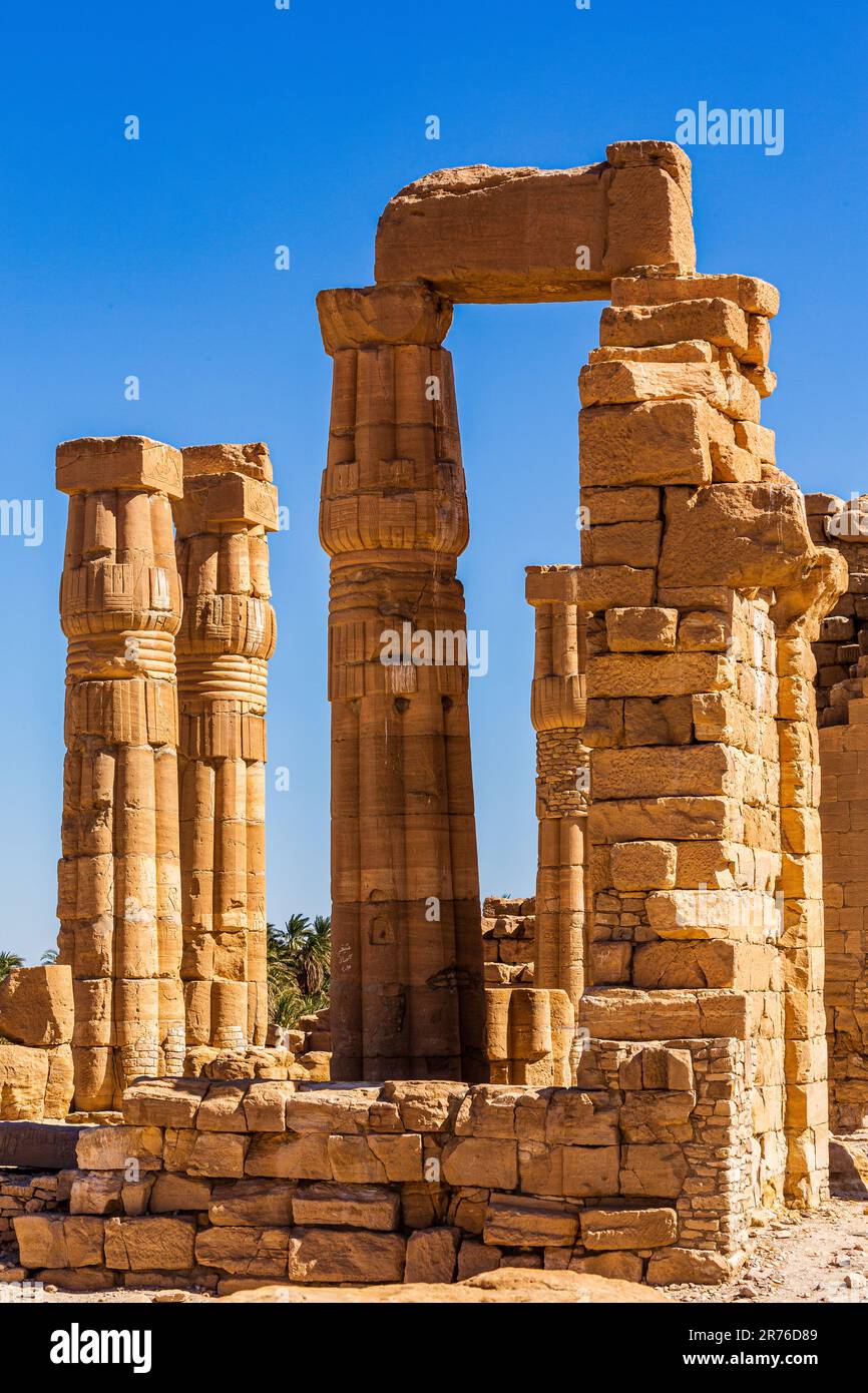 Blick auf die riesigen Säulen des Tempels von amun in soleb am Westufer des oberen nils im sudan, erbaut im mittleren Königreich ägyptens Stockfoto