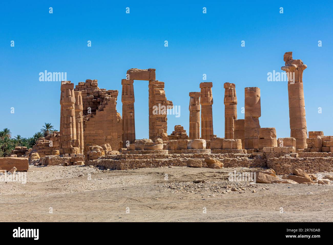 Blick auf die Tempelanlage des Tempels von amun in soleb im sudan, eine am besten erhaltene Stätte der UNESCO mit dekorierten Sandsteinsäulen Stockfoto