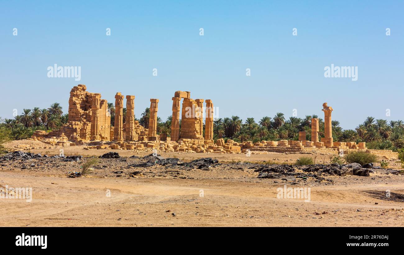 Blick auf die Tempelanlage des Tempels von amun in soleb im sudan, eine am besten erhaltene Stätte der UNESCO mit dekorierten Sandsteinsäulen Stockfoto