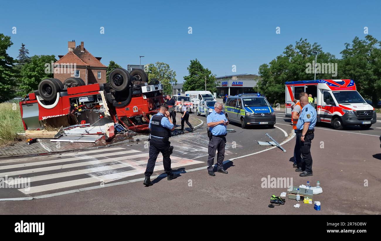 13. Juni 2023, Sachsen-Anhalt, Genthin: Ein Feuerwehrauto liegt nach einem  Unfall auf seinem Dach. Auf dem Weg zu einem Waldbrand ist der  Feuerwehrauto in Genthin abgestürzt. Drei Feuerwehrleute wurden verletzt,  sagte ein