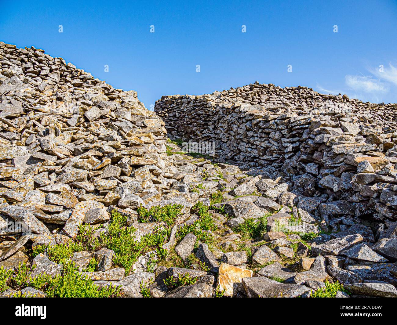 Tor in die Bergfestung von Tre'r Ceiri, der Stadt der Riesen auf Yr Eifl auf der Lleyn-Halbinsel von North Wales UK Stockfoto