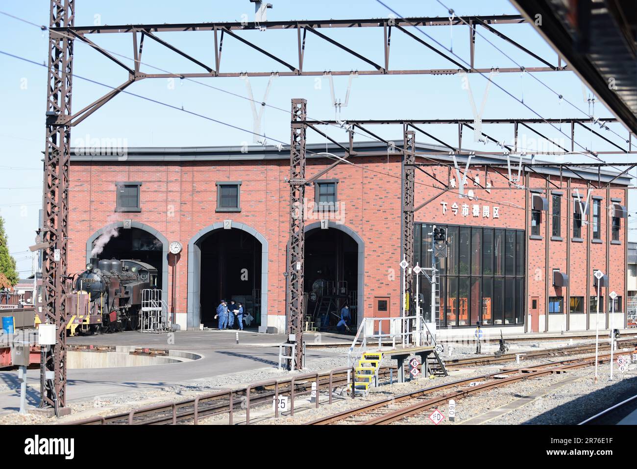 Shimo-Imaichi, Japan -Mai 2 2023: Stream Locomotive Taiju (SL) hält an Tobu-Nikko und Shimo-Imaichi, ist ein Zug der Streameinheit, einer der Linien Tobu Nikko, Stockfoto