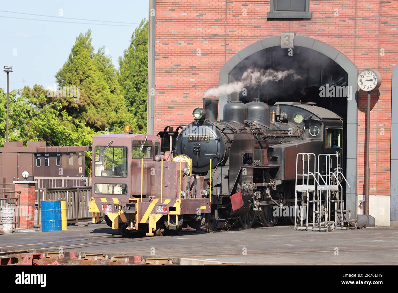 Shimo-Imaichi, Japan -Mai 2 2023: Stream Locomotive Taiju (SL) hält an Tobu-Nikko und Shimo-Imaichi, ist ein Zug der Streameinheit, einer der Linien Tobu Nikko, Stockfoto