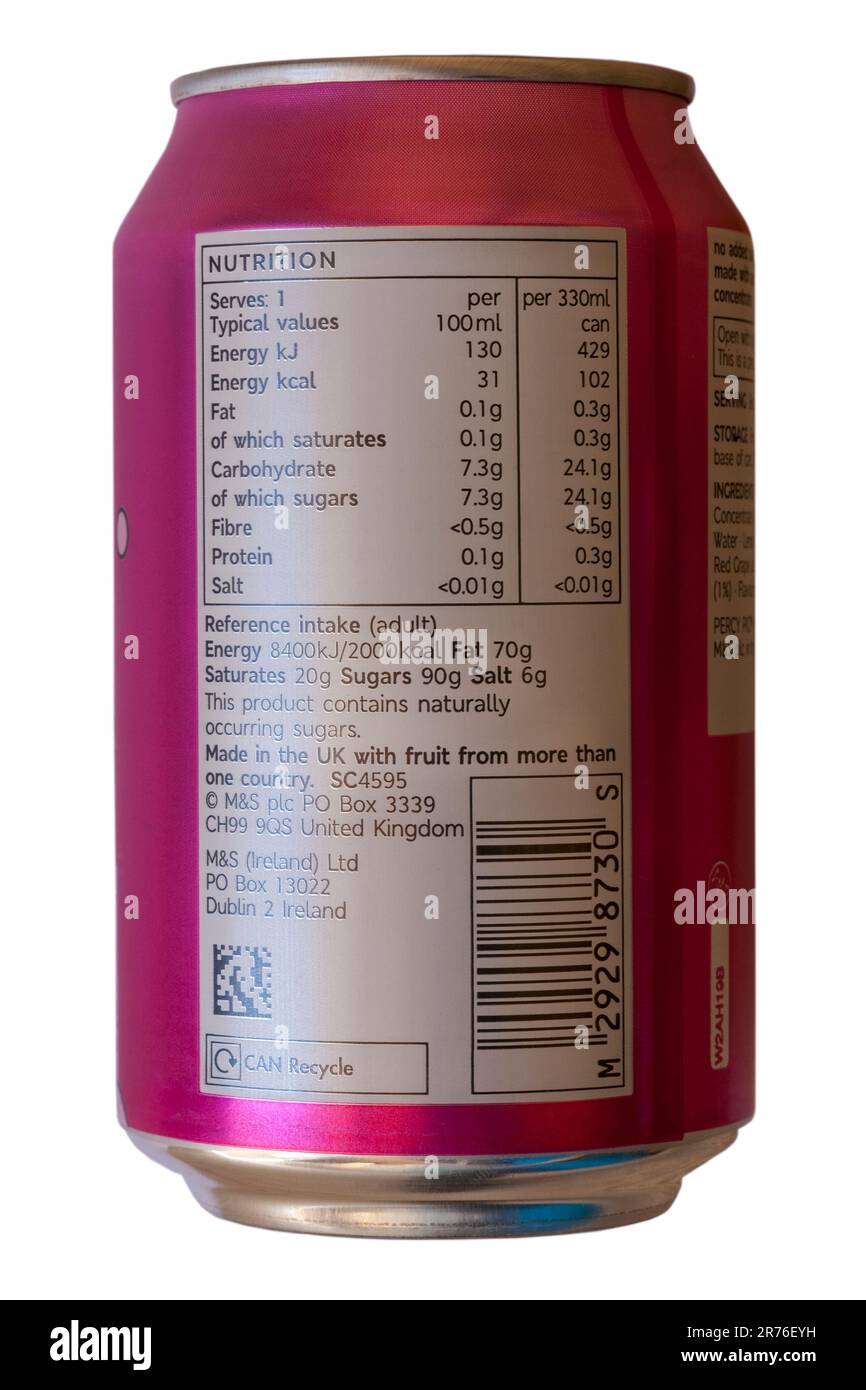 Informationen, Zutatenliste, auf der Rückseite der Dose Percy Pig phizzy Fruchtsaftgetränk von M&S hergestellt aus echtem Fruchtsaft, isoliert auf weißem Hintergrund Stockfoto