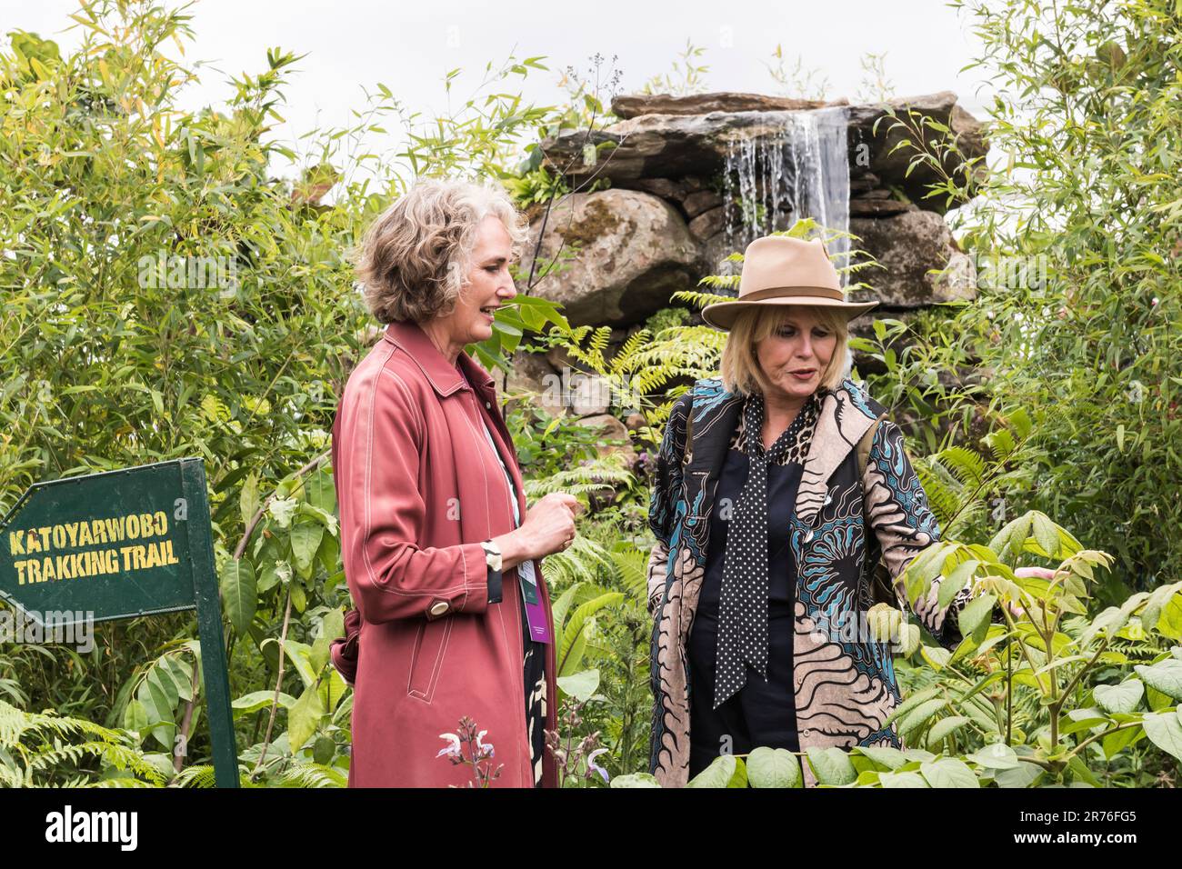 Jilayne Rickards (Gartendesigner) mit Joanna Lumley am Vorschau-/VIP-Tag im Fauna & Flora Garden auf der 2023 RHS Chelsea Flower Show, London, Großbritannien Stockfoto