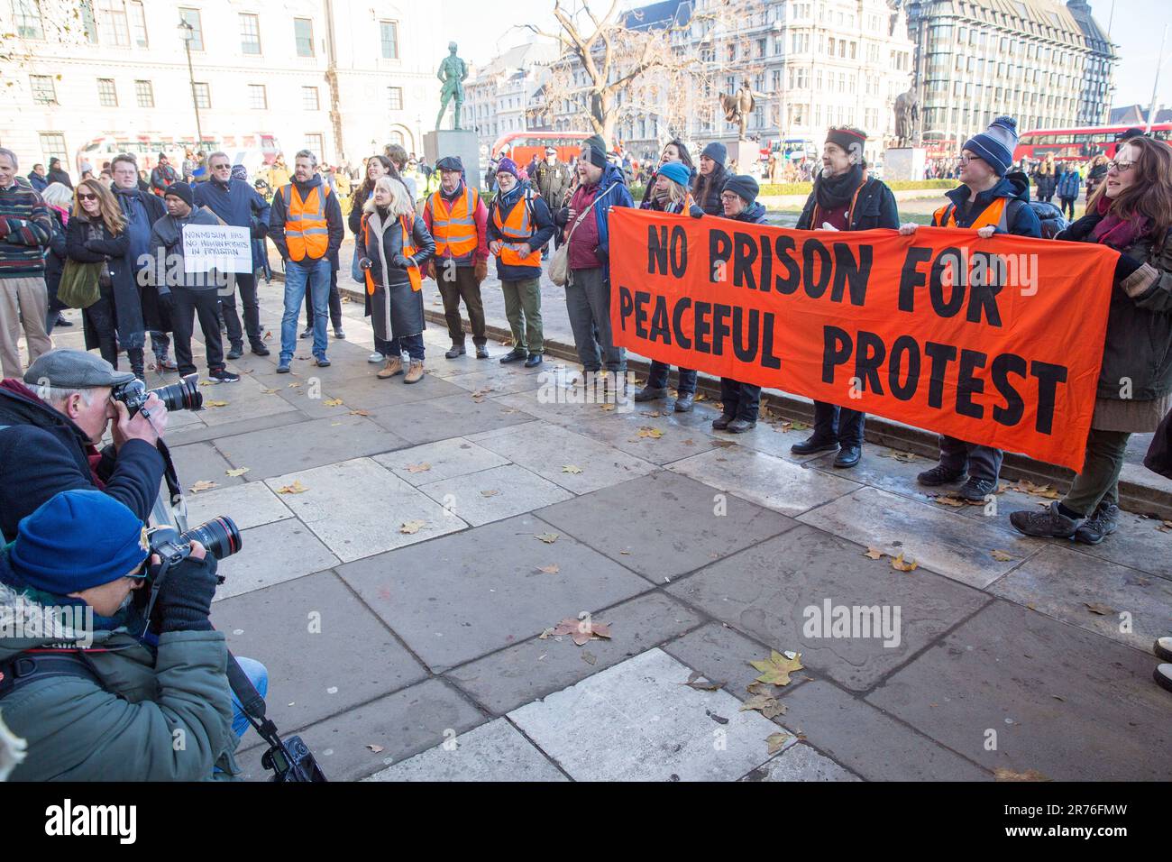 Die Teilnehmer versammeln sich zu einer Just Stop Oil Rallye am Parliament Square im Zentrum von London. Stockfoto