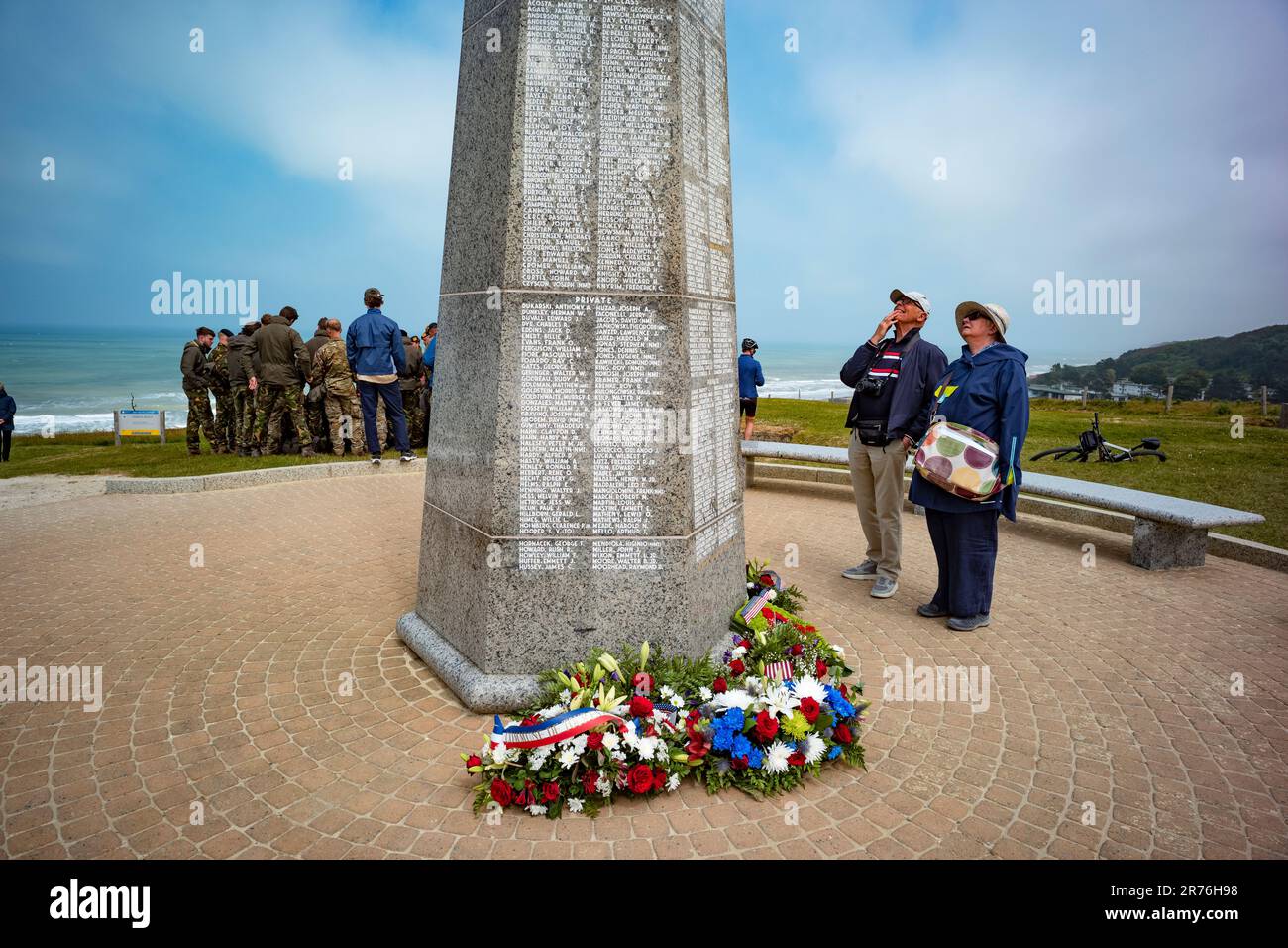 Omaha Beach Normandie Frankreich 2023. Juni Kampftechniker-Denkmal über Omaha Beach. Omaha Beach war einer von fünf Strandlandeabschnitten, die für diesen Zweck bestimmt waren Stockfoto