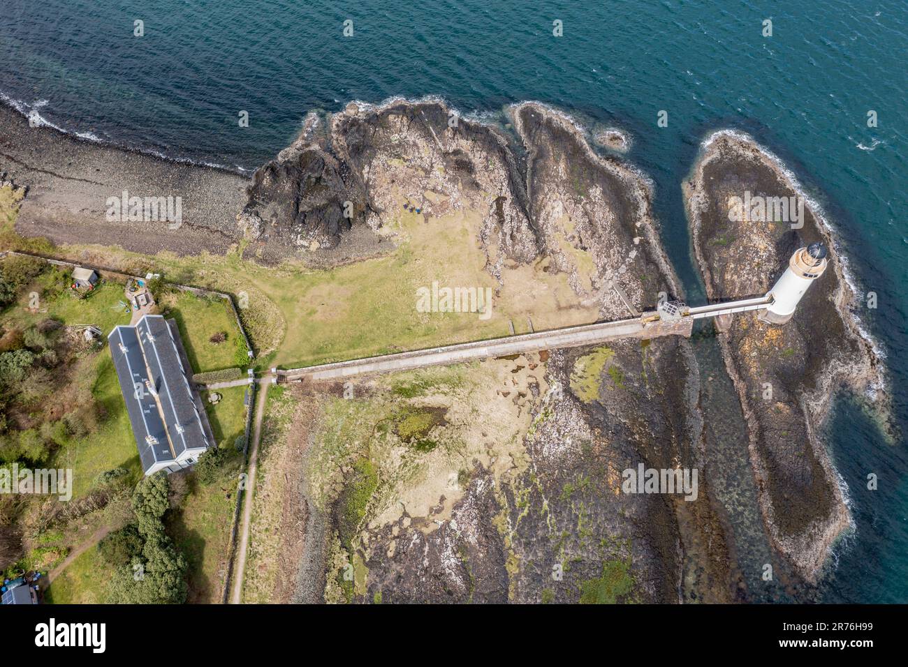 Blick aus der Vogelperspektive auf den Tobermory Lighthouse, Isle of Mull, Schottland, Großbritannien Stockfoto