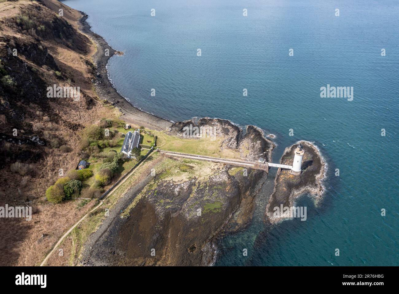 Blick aus der Vogelperspektive auf den Tobermory Lighthouse, Isle of Mull, Schottland, Großbritannien Stockfoto