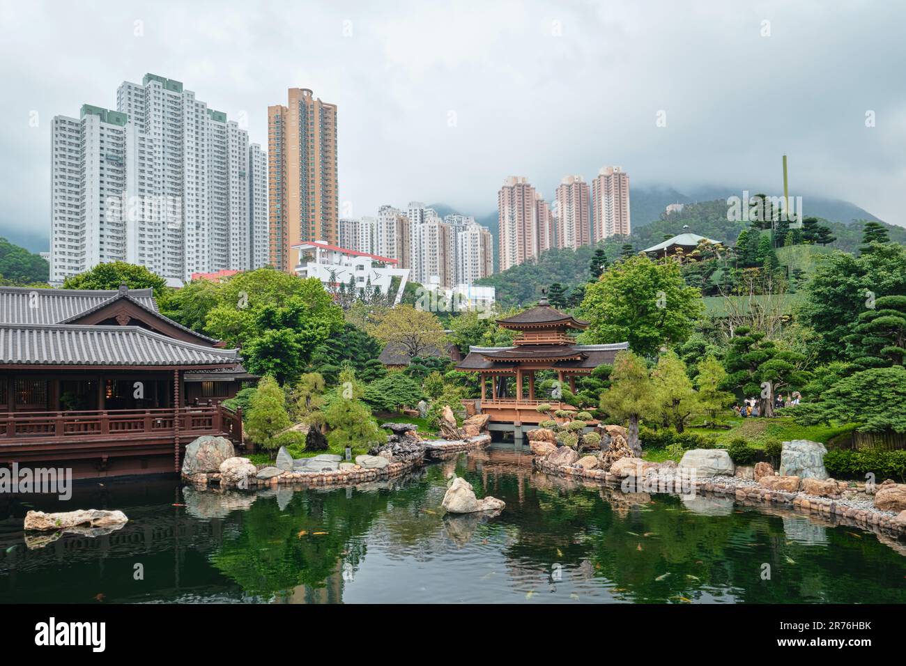 Hongkong, China - 2023. April: Wunderschöne grüne Landschaft des Nan Lian Garden in Diamond Hill, Chi Lin Nunnery Stockfoto