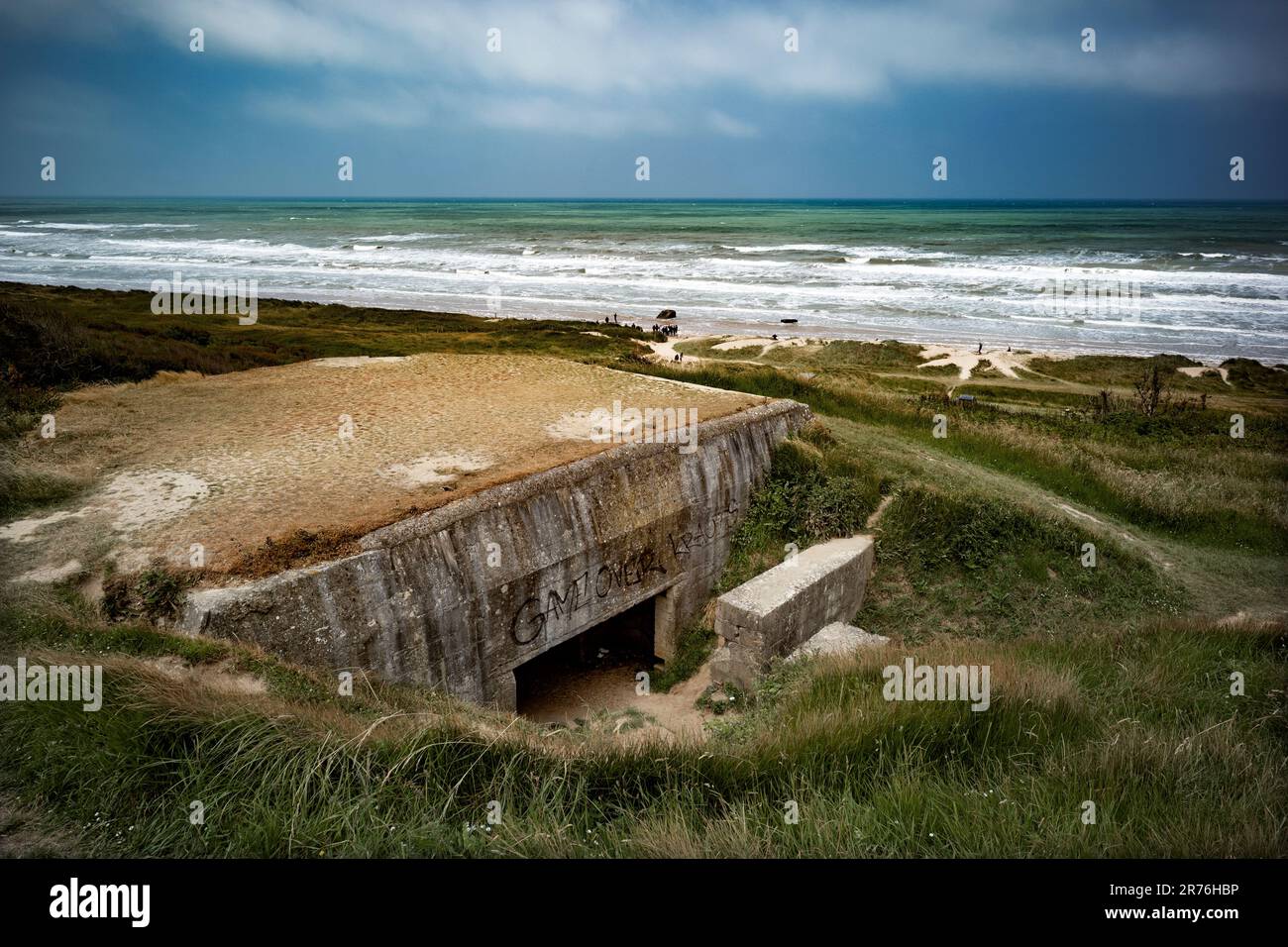 Omaha Beach Normandie Frankreich Juni 2023 Atlantic Wall Gun Casement oberhalb des östlichen Endes von Omaha Beach Omaha Beach war einer von fünf Strandlandebereichen Stockfoto