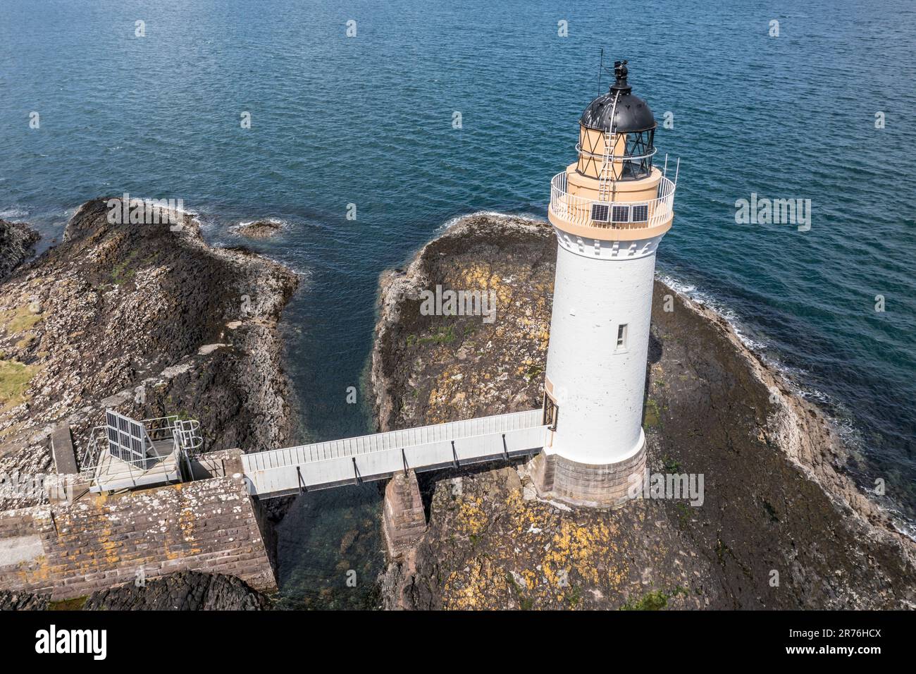 Blick aus der Vogelperspektive auf den Tobermory Lighthouse, Isle of Mull, Schottland, Großbritannien Stockfoto