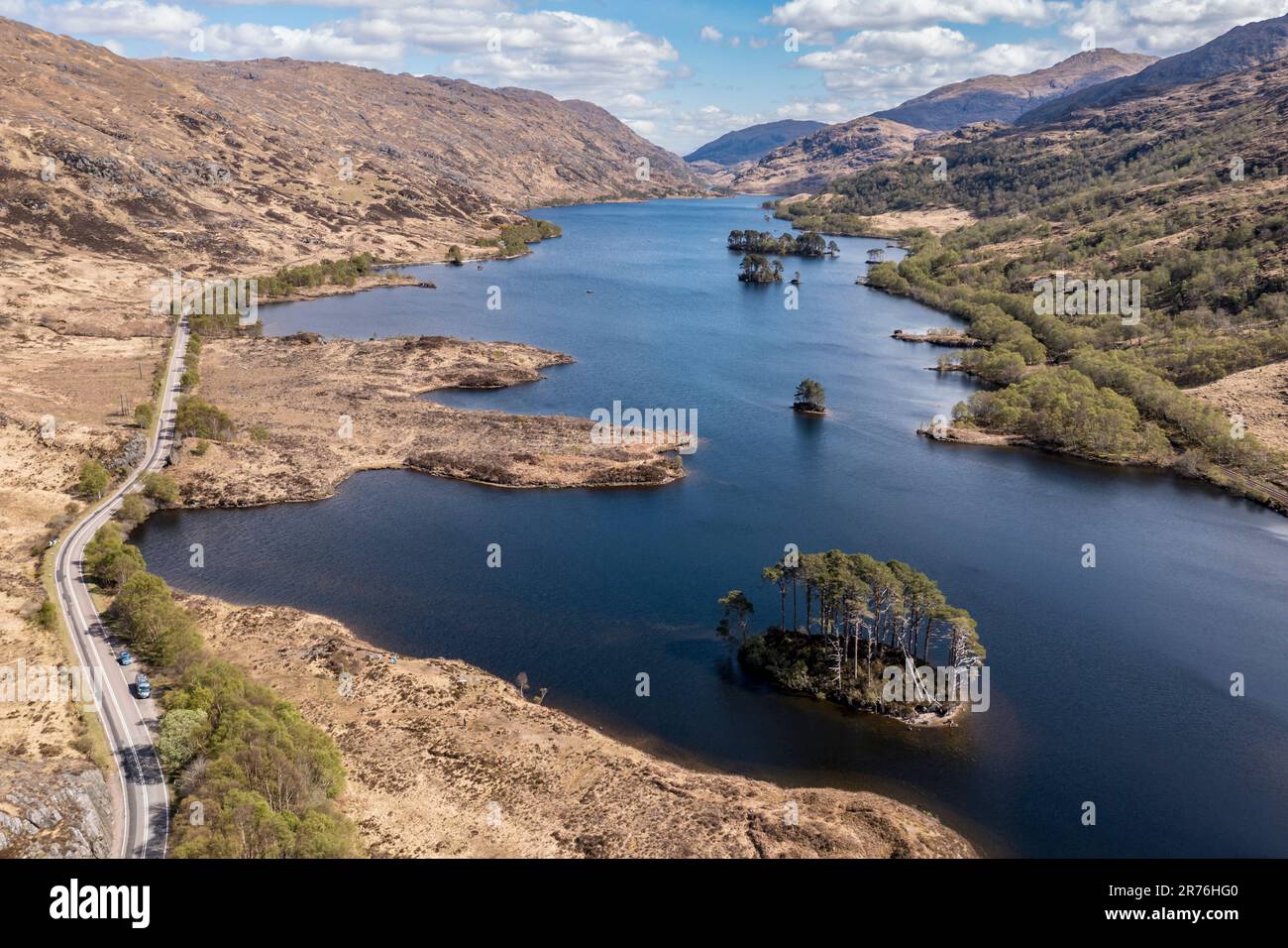 Vogelperspektive auf das Grab der Insel Dumbledore, Lake Loch Eilt, Scottisch Highland, Schottland, Großbritannien Stockfoto
