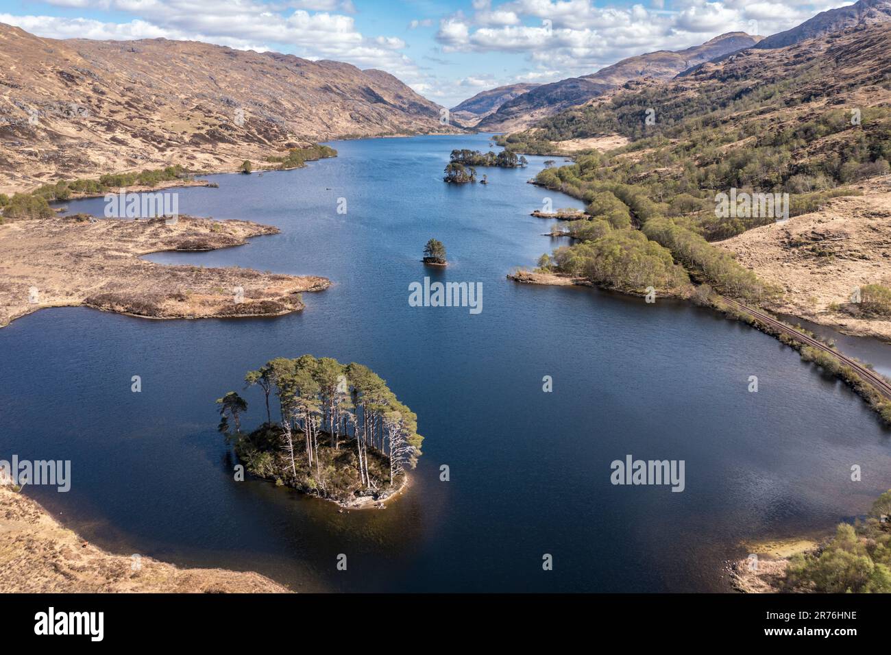 Luftaufnahme über den See Loch Eilt mit dem Grab der Insel Dumbledore, Scottisch Highland, Schottland, Großbritannien Stockfoto