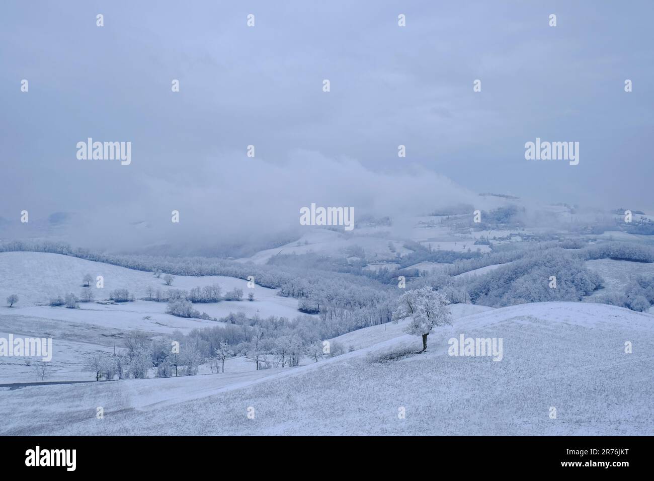 Schneesturm in den Bergen. Schneebedeckte Hügel, Berge, Natur, Horizont. Natürlicher Hintergrund. Appennino Tosco-emiliano Stockfoto