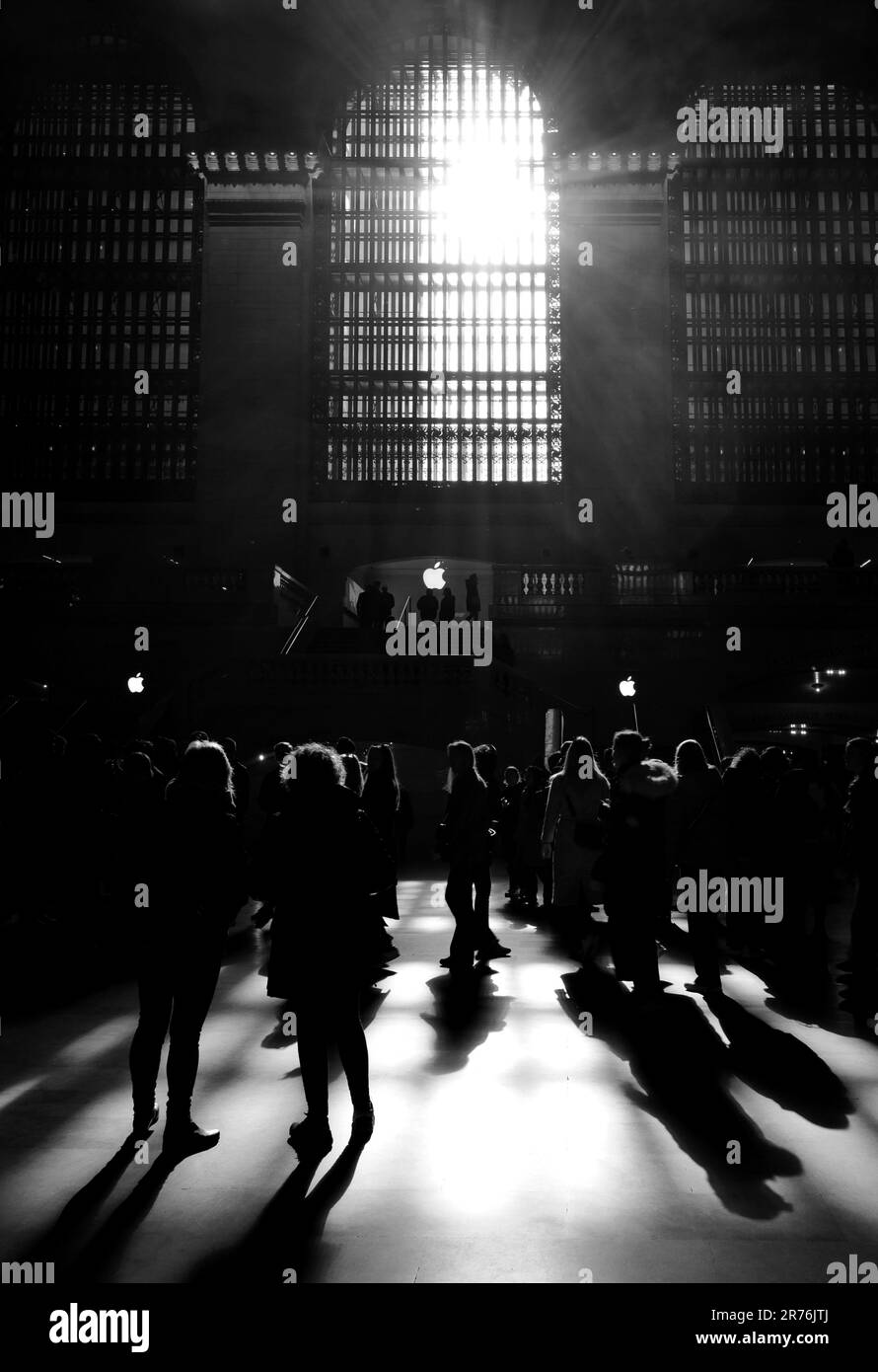 Silhouetten von Leuten, die im Grand Central Terminal, New York, warten Stockfoto