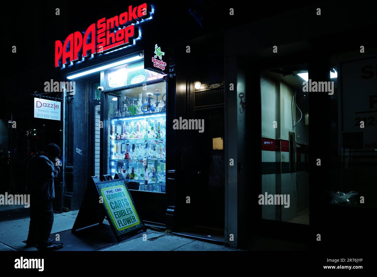 Rauchgeschäft in New York City bei Nacht Stockfoto