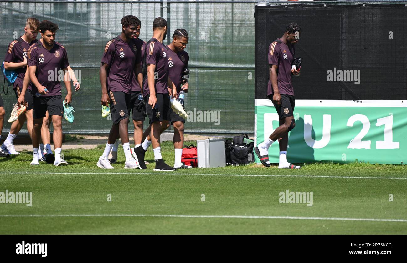 Prad, Italien. 13. Juni 2023. Die Spieler der deutschen Nationalmannschaft U21 gehen auf den Platz im Trainingslager. Zur Vorbereitung der letzten Europameisterschaft befindet sich das Team im Trainingslager in Südtirol. Kredit: Angelika Warmuth/dpa/Alamy Live News Stockfoto