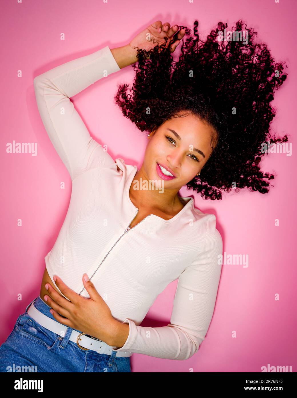 Junge Frau mit rosa Hintergrund Stockfoto