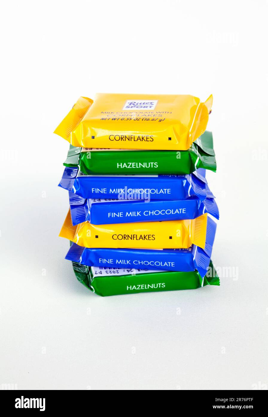 Ho Chi Minh City, Vietnam - 13. Juni 2023: Ein Stapel Mini-Schokoriegel mit verschiedenen Geschmacksrichtungen und dem Logo von Ritter Sport, isoliert auf Weiß. Eine Menge Süßigkeiten Stockfoto