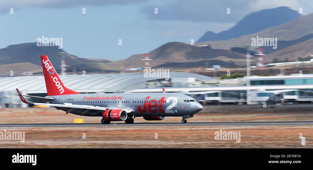 Teneriffa, Spanien 2. Juni 2023. Die Boeing 737-86N von Jet2 Airlines Jet 2 ist eine britische Billigfluggesellschaft. Starte das Flugzeug auf der Landebahn Stockfoto