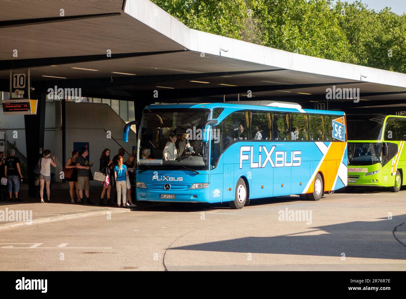 BERLIN, DEUTSCHLAND - 11. JULI 2014: Mercedes-Benz Tourismo 16RHD-II Bus des öffentlichen Verkehrsunternehmens Flixbus am zentralen Busbahnhof Berlin (ZOB) Stockfoto