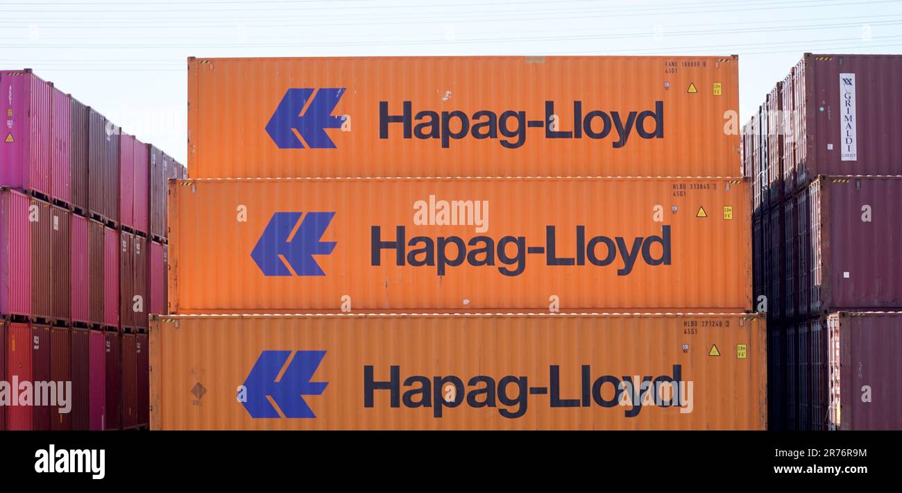Hamburg, Deutschland. 13. Juni 2023. Die Container der Hapag-Lloyd-Schifffahrtslinie werden an einem Terminal im Hafen gestapelt. Hamburgs rot-grüner Senat hat den lang erwarteten Hafenentwicklungsplan vorgelegt. Der neue Plan, der bis zum Jahr 2040 gilt, soll den Weg für die Zukunft des größten deutschen Hafens ebnen. Ziel ist es, das Wertschöpfungspotenzial des Hafens zu nutzen, indem der richtige Weg eingeschlagen wird und der Erfolg des Hafens langfristig gesichert wird. Kredit: Marcus Brandt/dpa/Alamy Live News Stockfoto