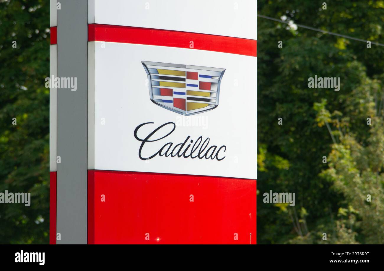 OSTRAVA, TSCHECHISCHE REPUBLIK - 8. SEPTEMBER 2022: Logo des amerikanischen Automobilherstellers Cadillac vor dem Händlerbetrieb Stockfoto