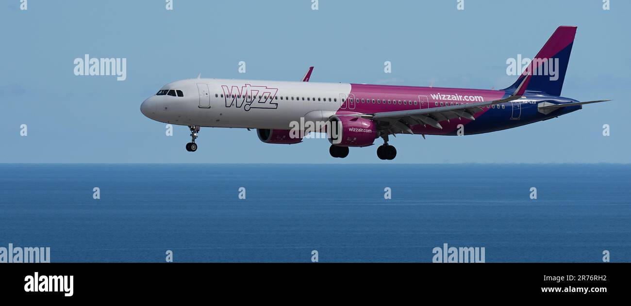 Teneriffa, Spanien 4. Juni 2023.Wizz Air Airlines Airbus A321 Landing in Teneriffa International Airport. Wizz Air Airlines fliegt am blauen Himmel Stockfoto