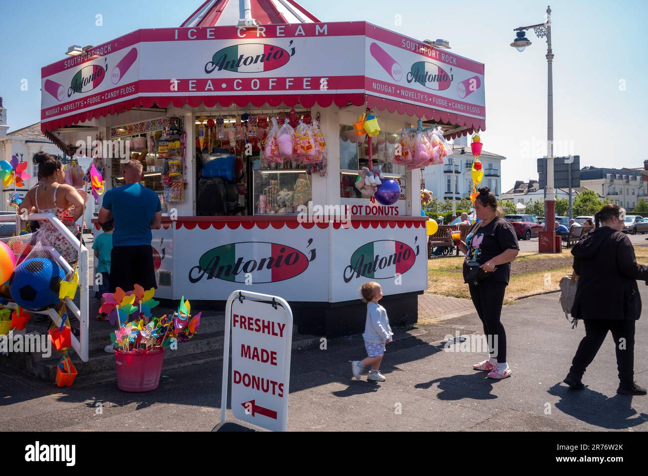 Southport, Merseyside, an einem warmen und sonnigen Tag. Stockfoto