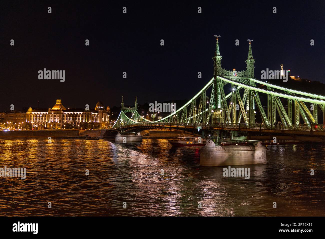 Die beleuchtete Freiheitsbrücke über der Donau zwischen Buda und Pest mit dem Gellert im Hintergrund, Budapest, Ungarn Stockfoto